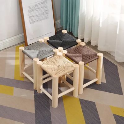 Einen Hauch Eleganz in Wohn- und Esszimmer mit modernem nordischen Massivholzhocker