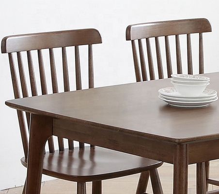 Anpassbares Esstischset aus Massivholz für professionelles und stilvolles Esszimmer