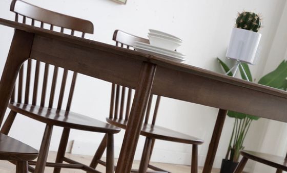 Anpassbares Esstischset aus Massivholz für professionelles und stilvolles Esszimmer