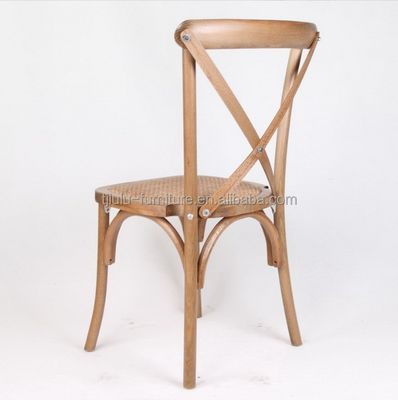Moderner Stil D50*W42*H89CM Stapelbares Massivholz X Kreuzrückenstuhl mit Rattankissen für Hochzeitsfeiern im Freien