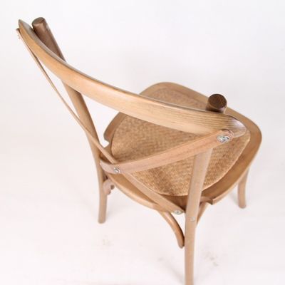 Moderner Stil D50*W42*H89CM Stapelbares Massivholz X Kreuzrückenstuhl mit Rattankissen für Hochzeitsfeiern im Freien