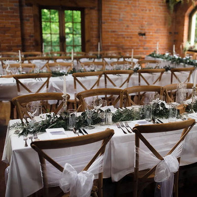 Naturfarbe Modernes Massivholz X Rückenbankettstuhl mit Rattankissen für Hochzeit und Restaurant