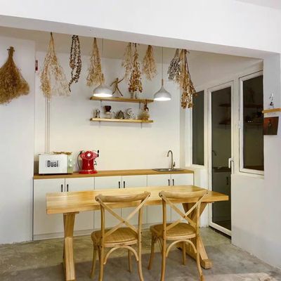 Moderner Stil Nitrolacquer Finish Massivholz Stapelbare Esszessel für Restaurant und Hochzeit