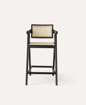 Verbessern Sie Ihre Bar mit einem Barstuhl mit Massivholzrahmen und Rattan-Armlehne