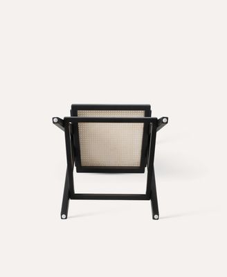 Verbessern Sie Ihre Bar mit einem Barstuhl mit Massivholzrahmen und Rattan-Armlehne