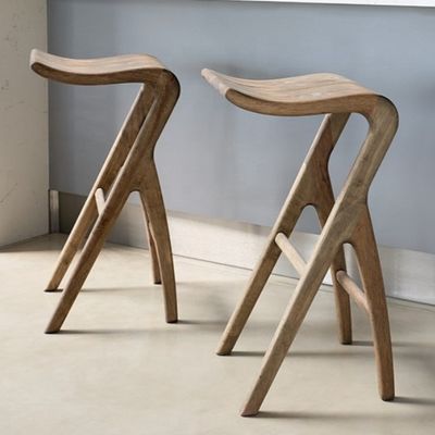 Hochstuhl aus Massivholz, geeignet für verschiedene Bar- oder Küchenumgebungen