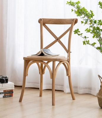 Geklappter nordischer moderner Rattan-Kreuzrücken aus Massivholz Hochzeitsstuhl aus Holz für Bankette und Postverpackung