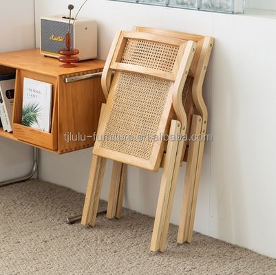 Stylische Morden-Esserei mit Holzstuhl mit langlebigem Rattan-Sitz und Rücken