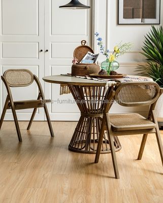 Stylische Morden-Esserei mit Holzstuhl mit langlebigem Rattan-Sitz und Rücken