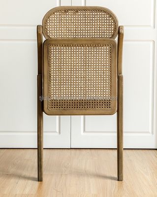 Stylische Morden-Esserei mit Holzstuhl mit langlebigem Rattan-Sitz und Rücken