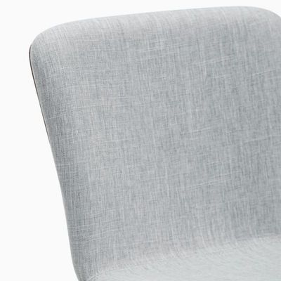 Nordischer moderner Esstuhl mit Massivholzbeinen und Polstersitz