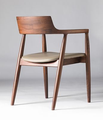 Esszimmer und Wohnzimmer Zeitgenössische Walnussfarbe Holzarmlehne Esszimmerstuhl mit Stoffledersitz