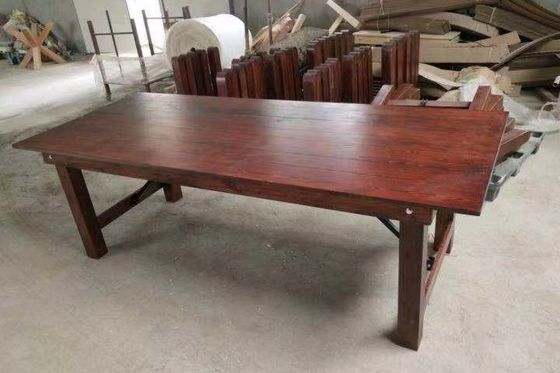 Postverpackung und Holzklapptisch zur Vermietung bei Hochzeiten und Feiern