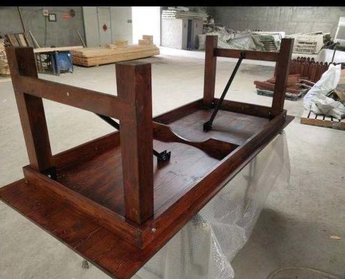 Postverpackung und Holzklapptisch zur Vermietung bei Hochzeiten und Feiern