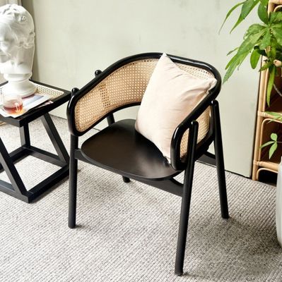 Zeitgenössischer Holz-Rattan-Esstisch mit gutem und umweltfreundlichem Material