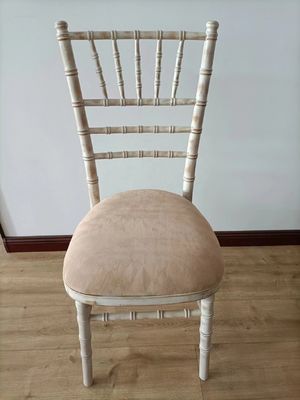 Home Möbel Postverpackung Weiß Wasch Chiavari Stühle Holz Hochzeit Hotel Bankett Stapelstuhl mit abnehmbarem Kissen