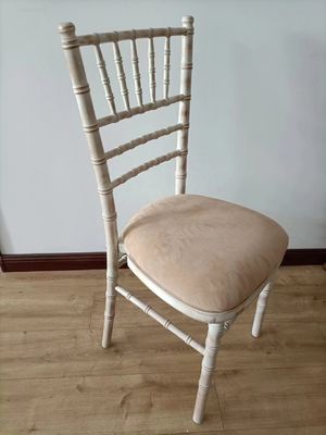 Home Möbel Postverpackung Weiß Wasch Chiavari Stühle Holz Hochzeit Hotel Bankett Stapelstuhl mit abnehmbarem Kissen
