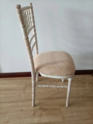 Home Möbel Postverpackung Weiß Wasch Chiavari Stühle Holz Hochzeit Hotel Bankett Stapelstuhl mit abnehmbarem Kissen