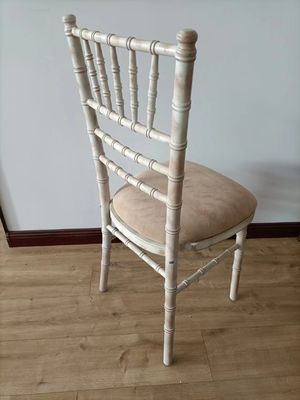 Home Möbel Postverpackung Weiß Wasch Chiavari Stühle Holz Hochzeit Hotel Bankett Stapelstuhl mit abnehmbarem Kissen