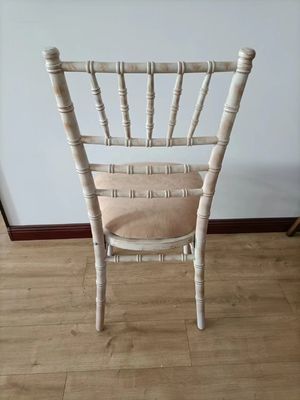 Home Möbel Postverpackung Weiß Wasch Chiavari Stühle Holz Hochzeit Hotel Bankett Stapelstuhl mit abnehmbarem Kissen