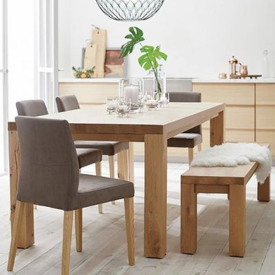 Holztisch mit modernem Design und umweltfreundlichen Materialien