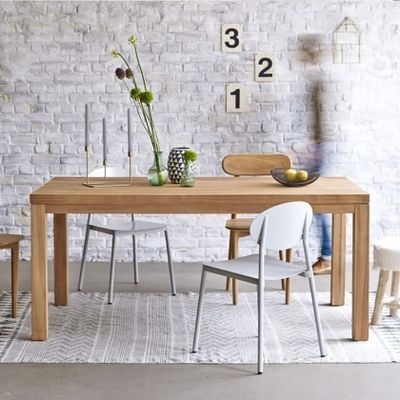Holztisch mit modernem Design und umweltfreundlichen Materialien