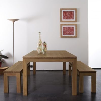 Holztisch mit modernem Design und umweltfreundlichen Materialien