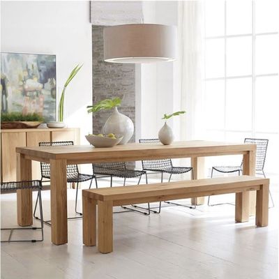 Holztisch mit modernem Design und umweltfreundlichen Materialien