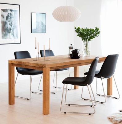 Holztisch mit modernem Design und umweltfreundlichen Materialien