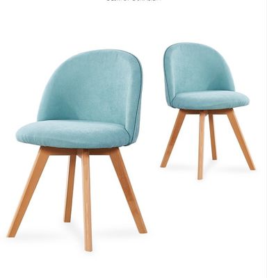 Moderner Esszimmerstuhl im nordischen Stil mit Holzbeinen und Polstersitz