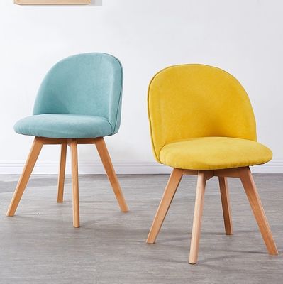 Moderner Esszimmerstuhl im nordischen Stil mit Holzbeinen und Polstersitz