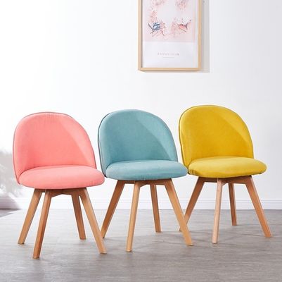 Moderner Esszimmerstuhl im nordischen Stil mit Holzbeinen und Polstersitz