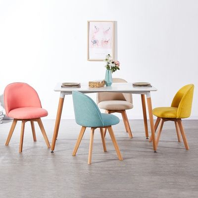 Moderner Esszimmerstuhl im nordischen Stil mit Holzbeinen und Polstersitz