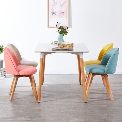 Moderner Esszimmerstuhl im nordischen Stil mit Holzbeinen und Polstersitz