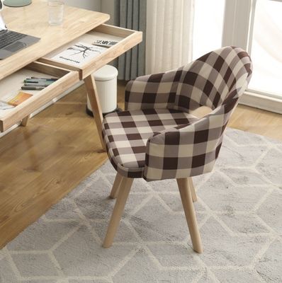 Moderne nordische Esszimmerstühle mit bunten Holzsitzen Rückenlehnen und Armlehnen