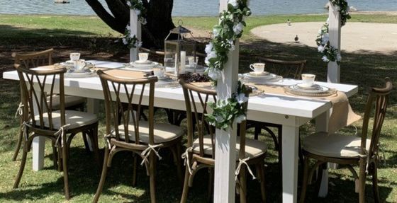 Antike Hochzeitsveranstaltung Vintage X Cross Back Stapelbarer Holzstuhl mit Rattan-Schaumsitz