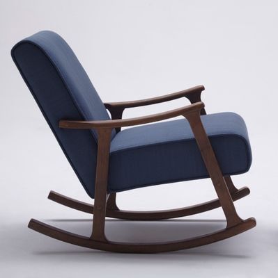 Praktischer Schaukelstuhl aus Holz aus Schwammgewebe mit hoher Dichte für das Wohnzimmer im europäischen Stil