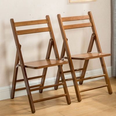 Klappbarer Holzstuhl im nordischen Design zum Essen in Restaurants und Hotels