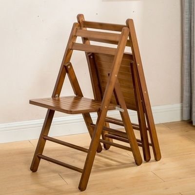 Klappbarer Holzstuhl im nordischen Design zum Essen in Restaurants und Hotels
