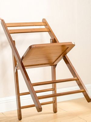 Klappbarer Holzstuhl im nordischen Design zum Essen in Restaurants und Hotels