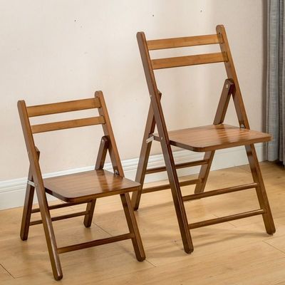 Klappbarer Holzstuhl im nordischen Design zum Essen in Restaurants und Hotels