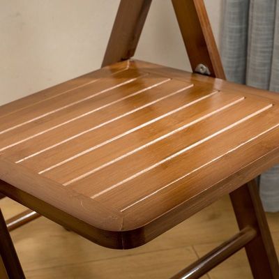 Klappbarer Holzstuhl im nordischen Design zum Essen in Restaurants und Hotels