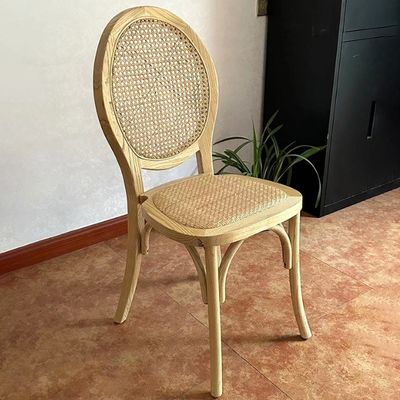 Allgemeine Wohnmöbel Französisch Vintage-Stil Holz Speisen Natürliche Rattan Hochzeit Massivholz Stapelstuhl für Bankett
