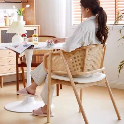 KEIN zusammengefalteter stilvoller Speisesessel aus massivem Holz aus Rattan für Wohn- und Esszimmer