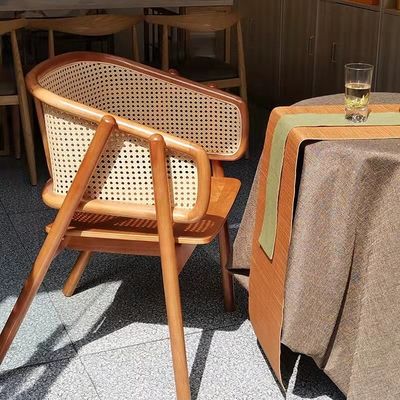 KEIN zusammengefalteter stilvoller Speisesessel aus massivem Holz aus Rattan für Wohn- und Esszimmer