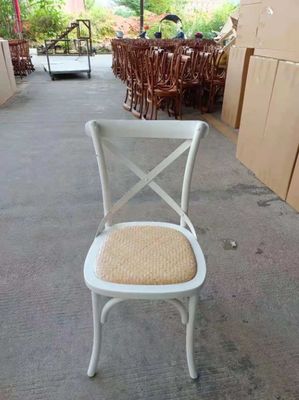 Nordic Style Stapelbarer Holz-Kreuzrücken-Rattan-Esstuhl mit individueller Größe W42CM*D44CM*H87CM