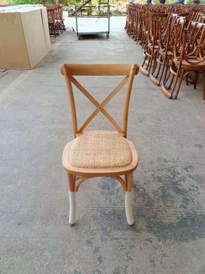 Nordic Style Stapelbarer Holz-Kreuzrücken-Rattan-Esstuhl mit individueller Größe W42CM*D44CM*H87CM