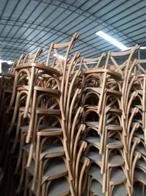 Nordic Style Stapelbarer Holz-Kreuzrücken-Rattan-Esstuhl mit individueller Größe W42CM*D44CM*H87CM