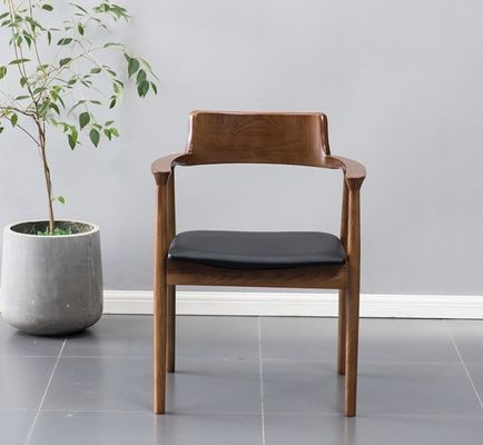 Massivholzpolsterte Esstühle im klassischen nordischen Stil für Speisesaal und Wohnzimmer