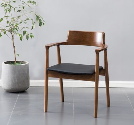 Massivholzpolsterte Esstühle im klassischen nordischen Stil für Speisesaal und Wohnzimmer